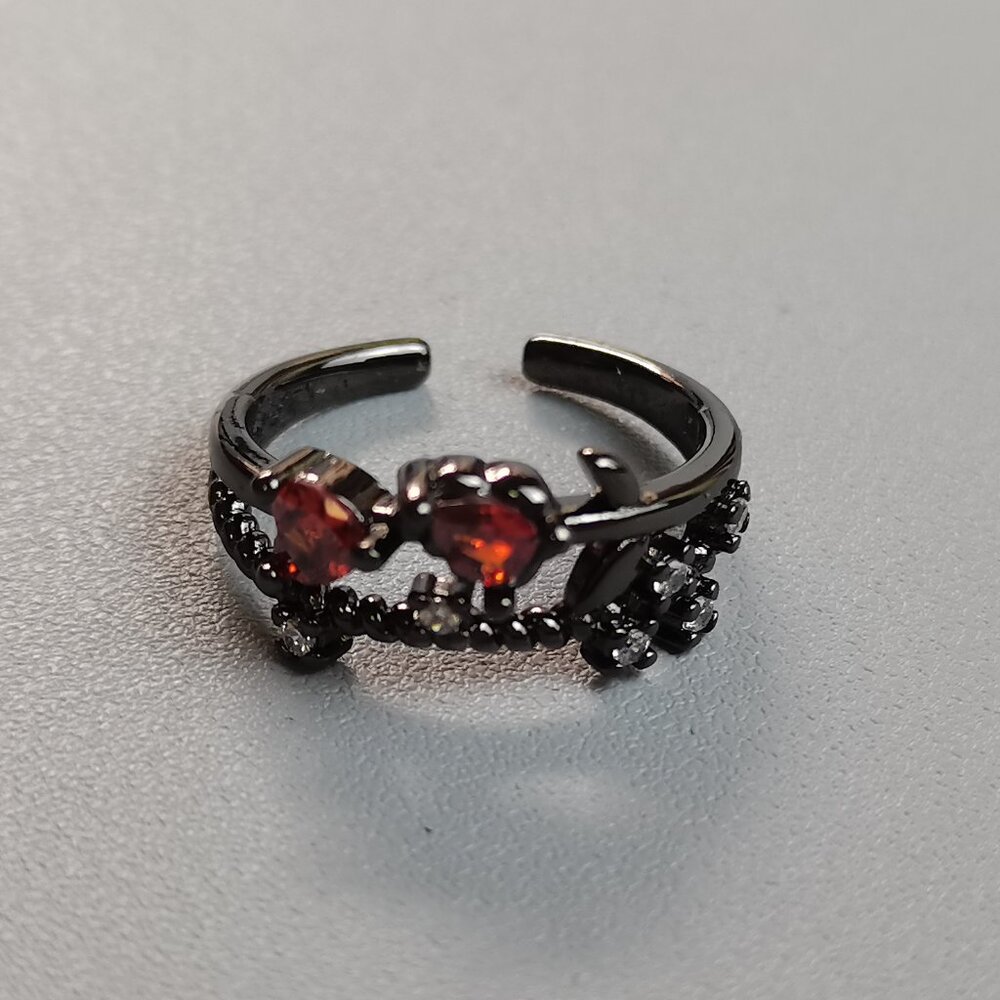 Second-hand women's fashionable and personalized rings